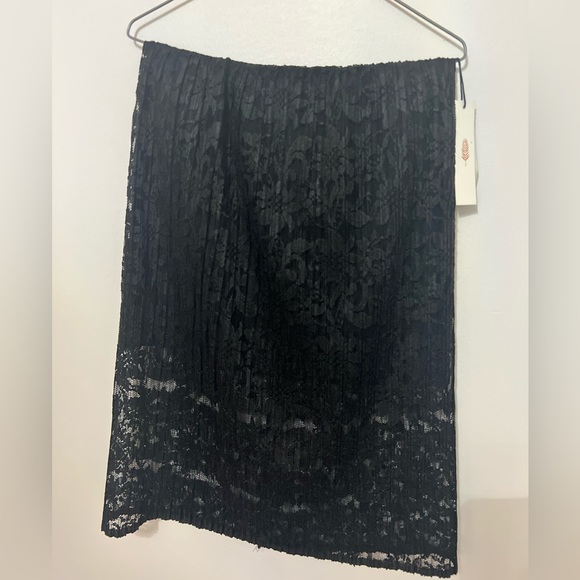 Exquisite women's net skirt from Nordstrom Rack. - Picture 4 of 5